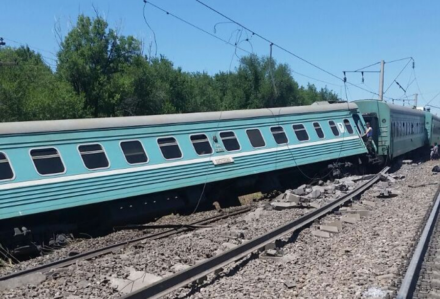 Жамбылда аударылған пойызда екі аяғын сындырған жігіттің әйелі жаңа деректер жариялады