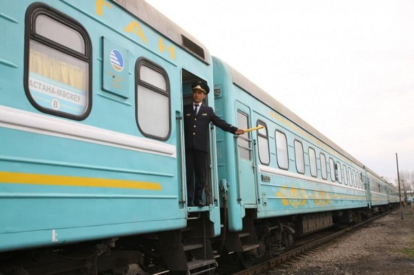 Қостанайда жолсерік ішімдікке сылқия тойып алып, жолаушылардың мазасын алды (видео)