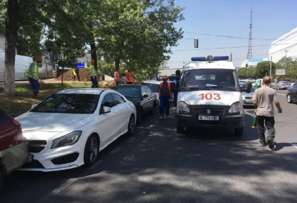 Алматыда жүргізушісі жолда ұйықтап қалып, сегіз көлікпен соқтығысты (фото, видео)