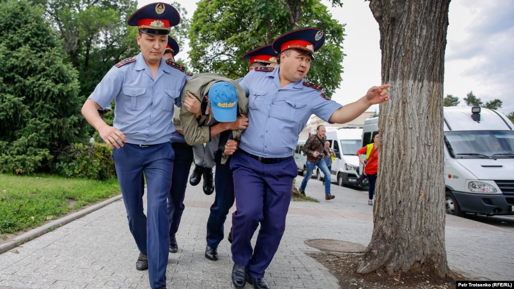 Алматы полициясы митингте ұсталған журналистің қандай заңбұзушылық жасағанын айтты