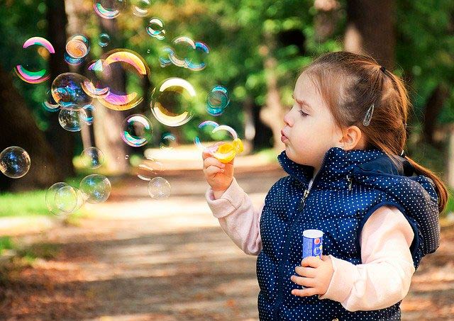 1 жас 10 айлық баланың даму деңгейі: Жаңа дағдылар мен қабілеттер