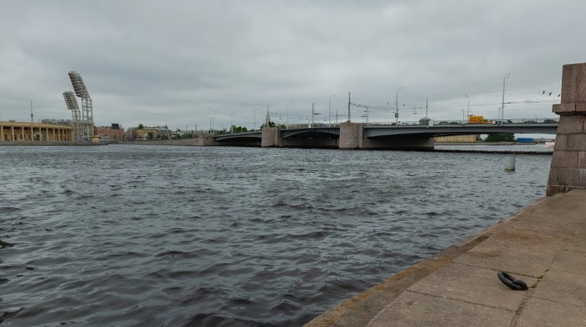 Атырауда полицейлер көпірден секіріп өлмек болған адамды құтқарды