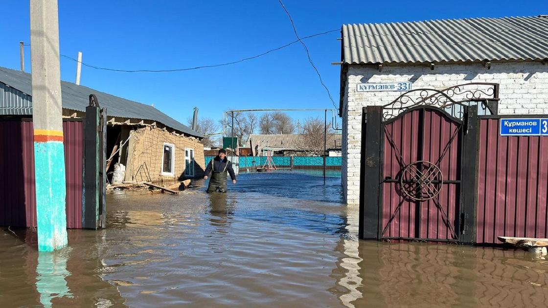 Ақтөбе облысына қарасты Қобда ауылында қызыл су басқан үйлер құлап жатыр