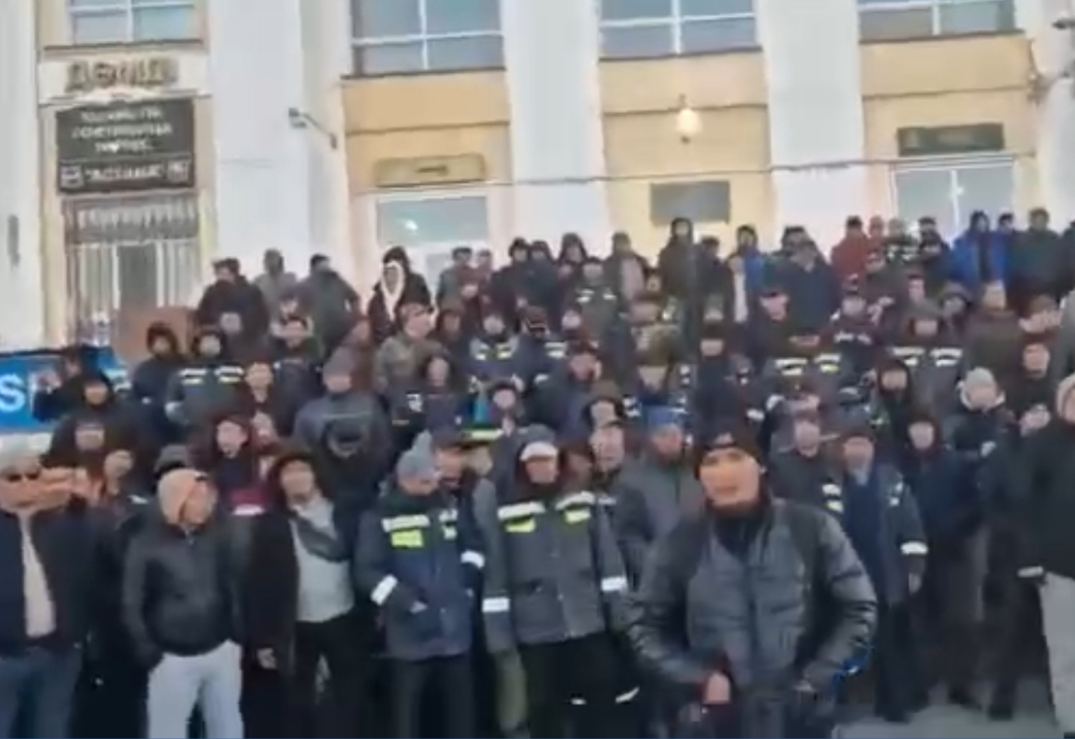 Астанаға митингіге келіп, ұсталған жаңаөзендіктер үйлеріне жөнелтілуде (видо)