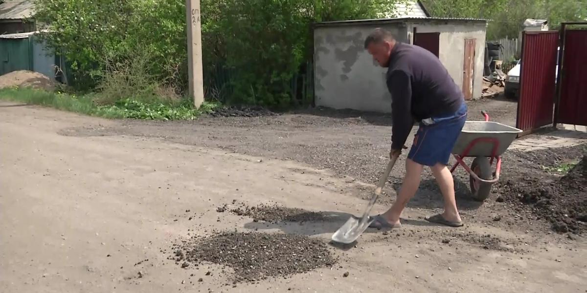 Қарағанды тұрғындары шұрық-тесік жолдарды өздері жамап жүр