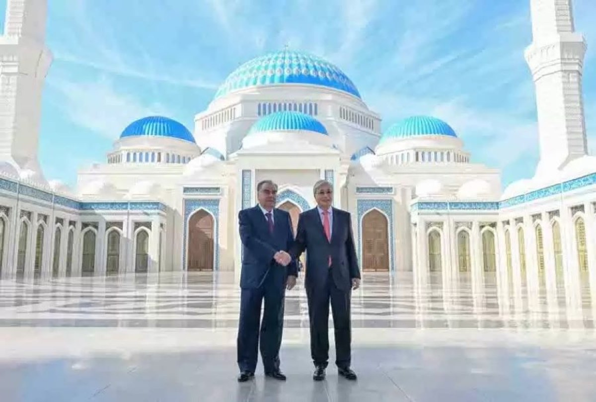 Қазақстан мен Тәжікстан президенттері Астана қаласының Бас мешітіне барды