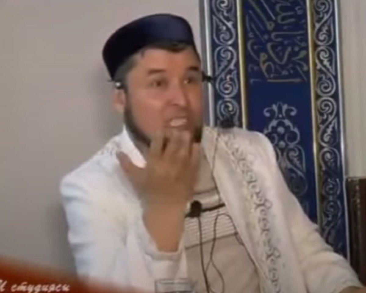 Көпшілік әйел мен ер адамның төсегіне араласқан имамның уағызына ашулы (видео)