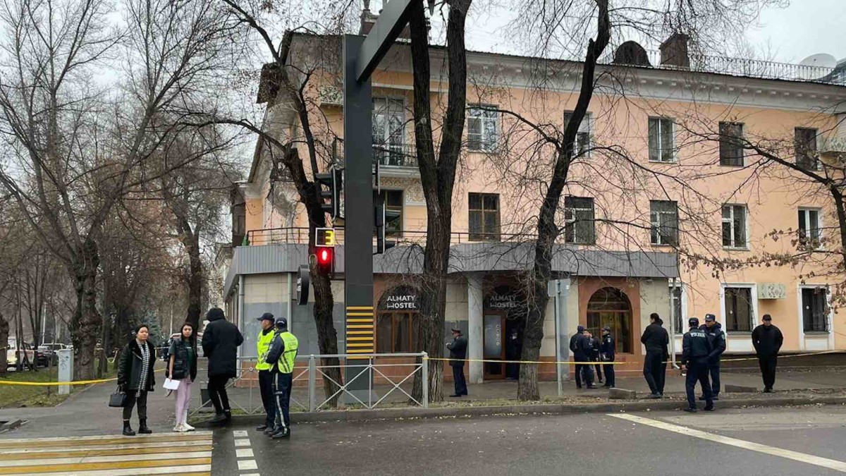 "Адам көп, шығу үшін кезек түзілді": Куәгерлер Алматыдағы хостелде неге көп адам өлгенін айтты
