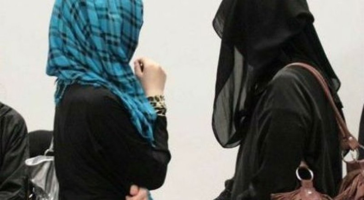 Хиджабтағы қыздардың бір-бірін тепкілеп жатқан видеосы тарады