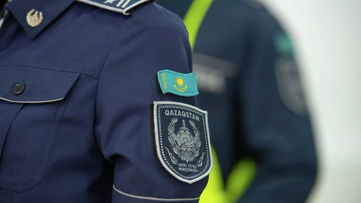 Ішкі істер министрі Алматыда екі полицейдің 14 жасар қызды зорлады деген күдікке ілінгенін растады