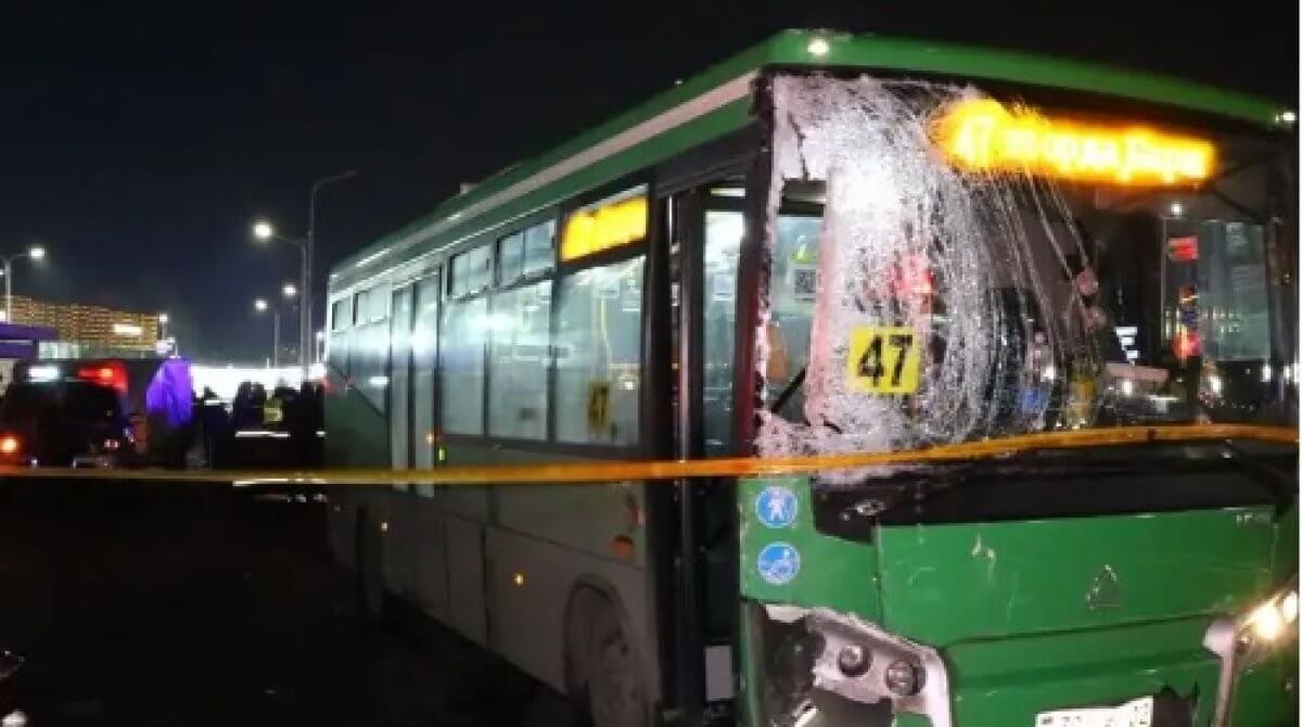 Алматыдағы автобус апаты: жүргізушіні ұрған ер адам қамалды