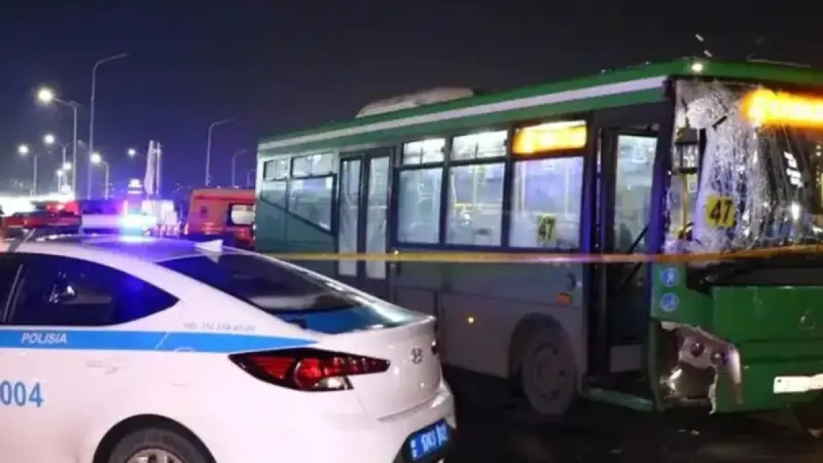 "Артында төрт бала аңырап қалды": автобус соғып өлтірген ерлі-зайыпты мұғалімдер жерленді