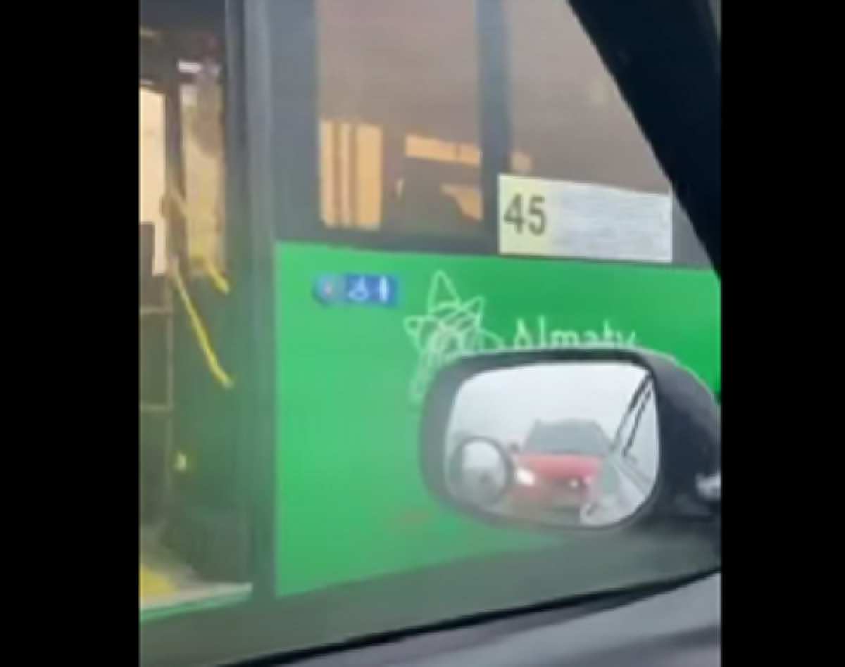Алматыда жолаушылар автобусы жол апатына ұшырады, бір адам қаза тапты (видео)
