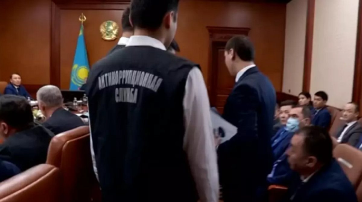 "Арамызда сатқындар бар": Шымкентте шенеунік әкімнің жиналысы кезінде ұсталды (видео)