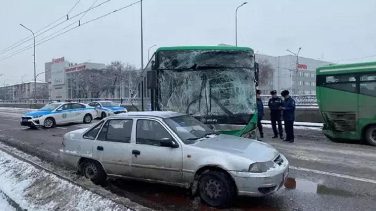 "Орташа ауыр": Алматыда үш автобус соқтығысқан жол апатынан зардап шеккендердің жағдайы белгілі болды