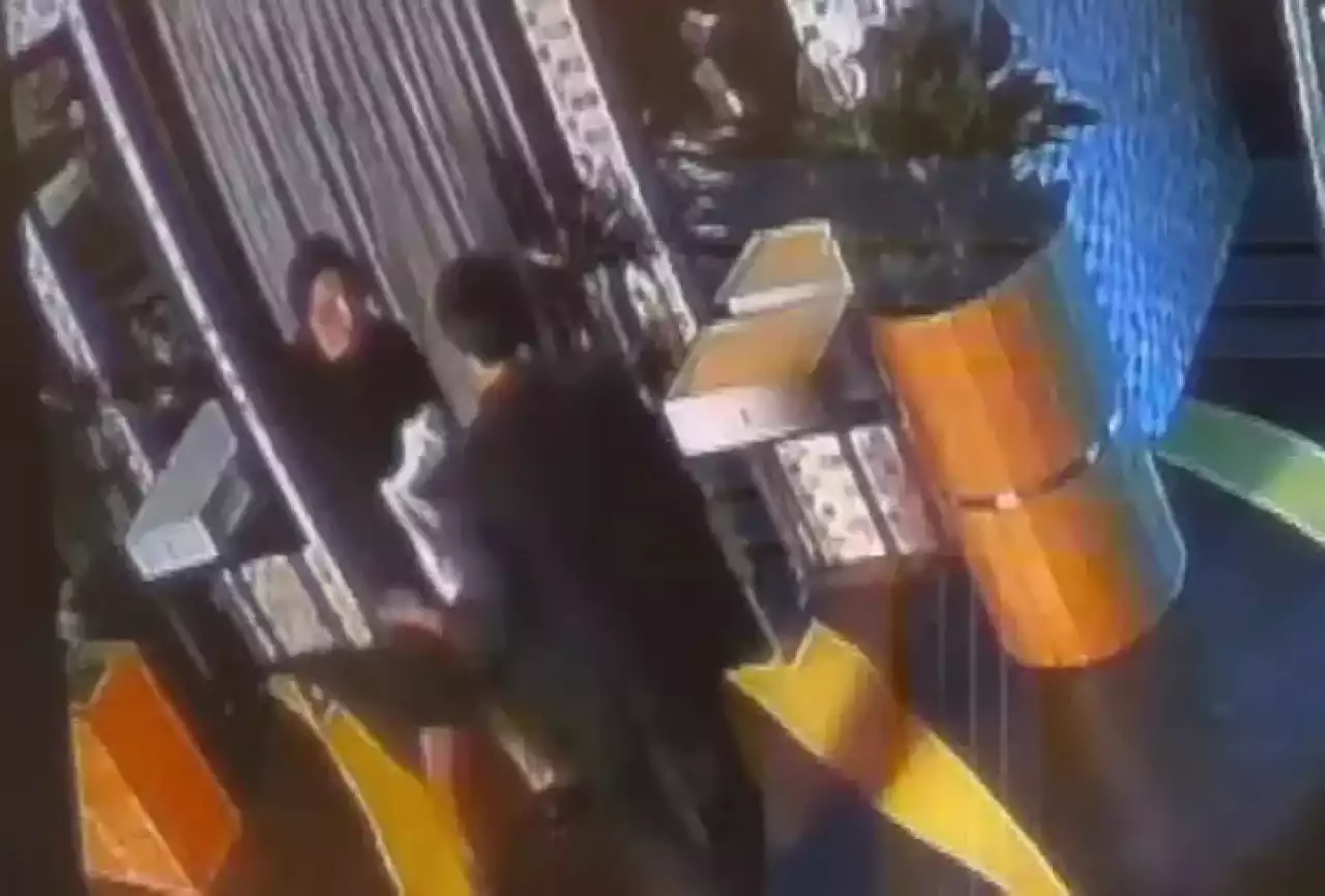 "Шашынан тартып, бетінен ұрады": сотта Бишімбаевтың барда Салтанатты ұрған видеосы көрсетілді
