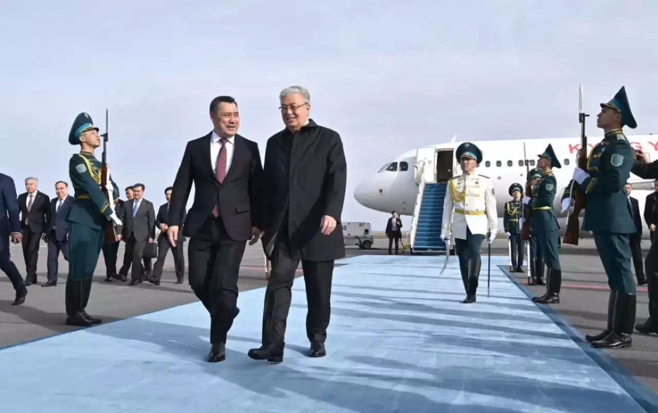 Мемлекет басшысы Қырғызстан Президенті Садыр Жапаровты елорда әуежайында қарсы алды