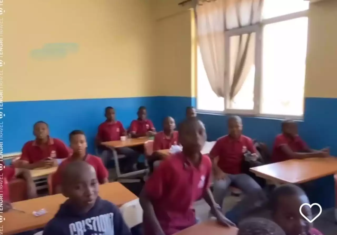 "Тұр бар, тақтаны сүрт": Африкадағы "қазақ балаларының" видеосы тарады