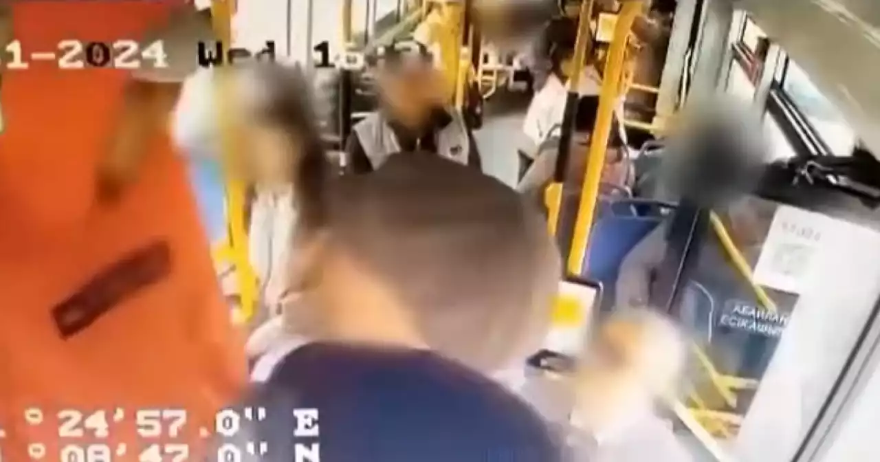 Алматыда автобус ішіндегі жолаушылардың бірі ескерту жасаған ер адамға газ баллонын шашты