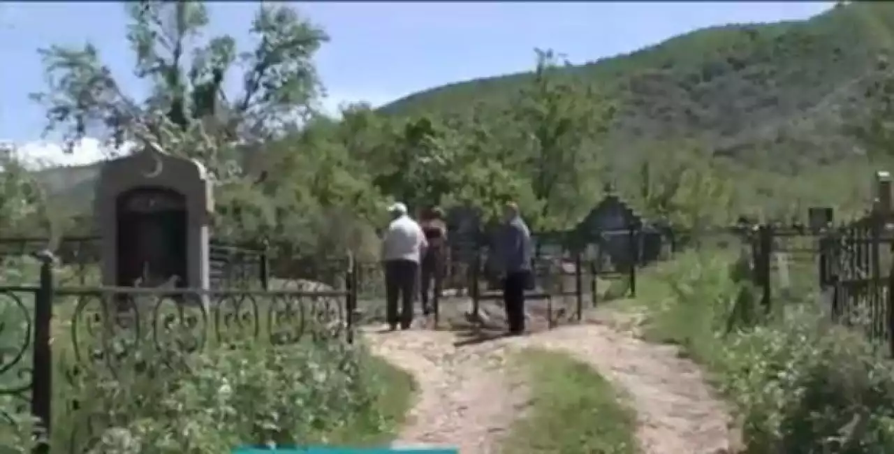 «Жақынымды жерлейтін жер жоқ»: Алматы облысының тұрғындары зиратта орын жоқ екенін айтуда