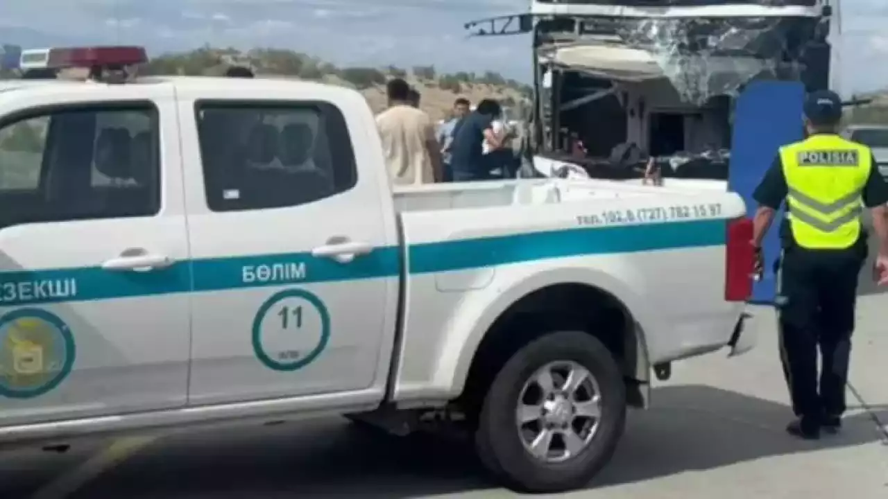 "Бір адам қайтыс болды": Алматы облысында рейстік автобус апатқа ұшырады