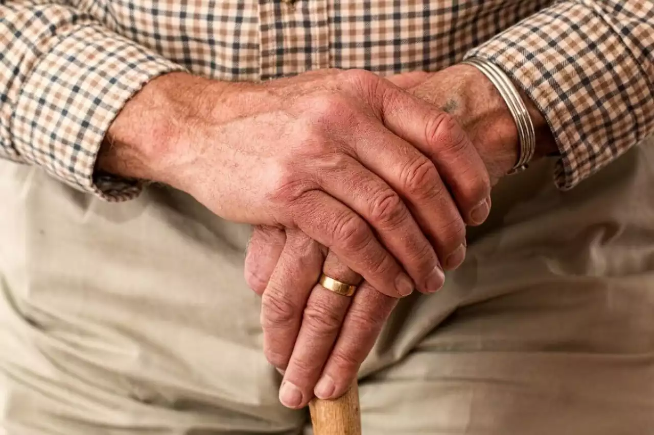 Алтын мен ақшасын ұрлаған: Көкшетауда 83 жастағы зейнеткерді немересі тонап кеткен