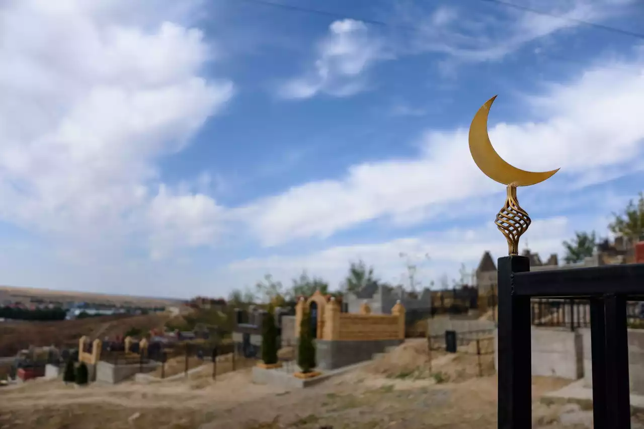 Түркістан облысында зират басында күйеуі досымен бірге әйелін зорлады