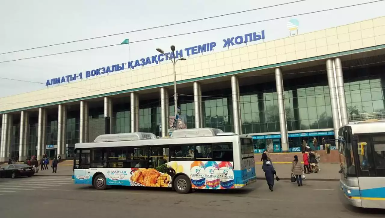 Алматы вокзалының басшысы билеттерді заңсыз сатқаны үшін қызметінен кетті