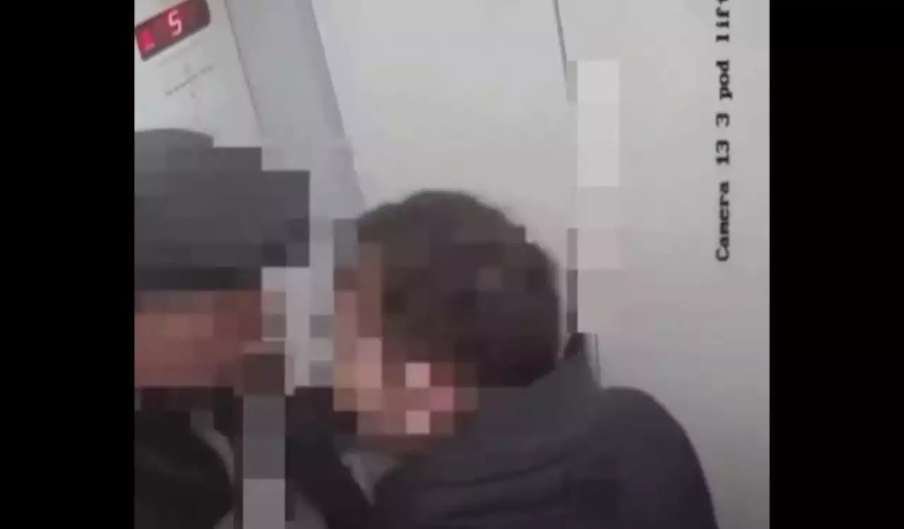Астанада екі еркектің лифт ішінде сүйіскен видеосы желіде тарап кетті(ВИДЕО)