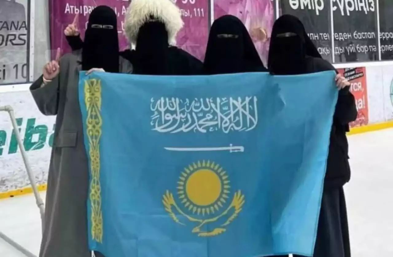 Арабша жазуы бар тумен суретке түскен: қыздардың аналарына айыппұл салынды