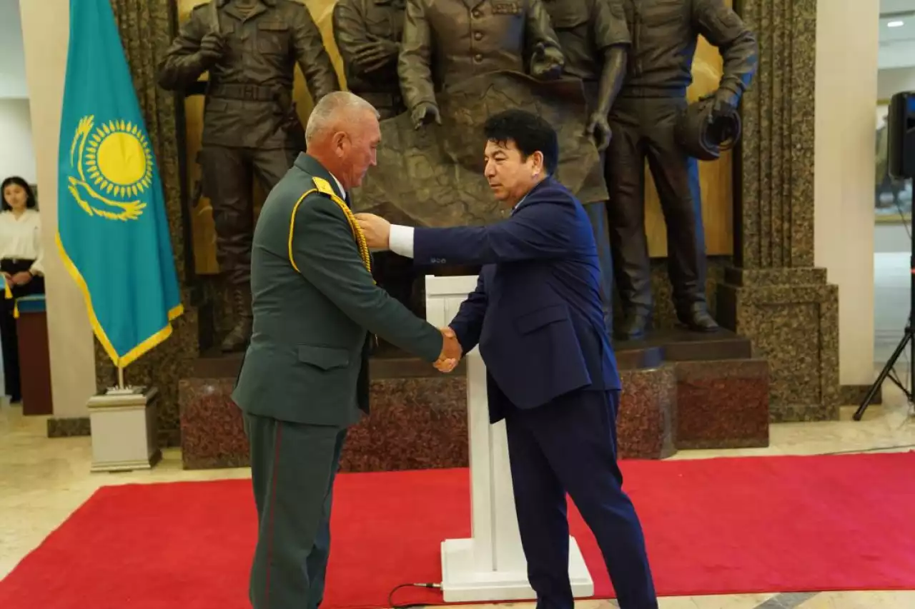 Отан қорғаушылар күні: Оқу-ағарту министрі алғашқы әскери және технологиялық дайындық пәні мұғалімдерін марапаттады