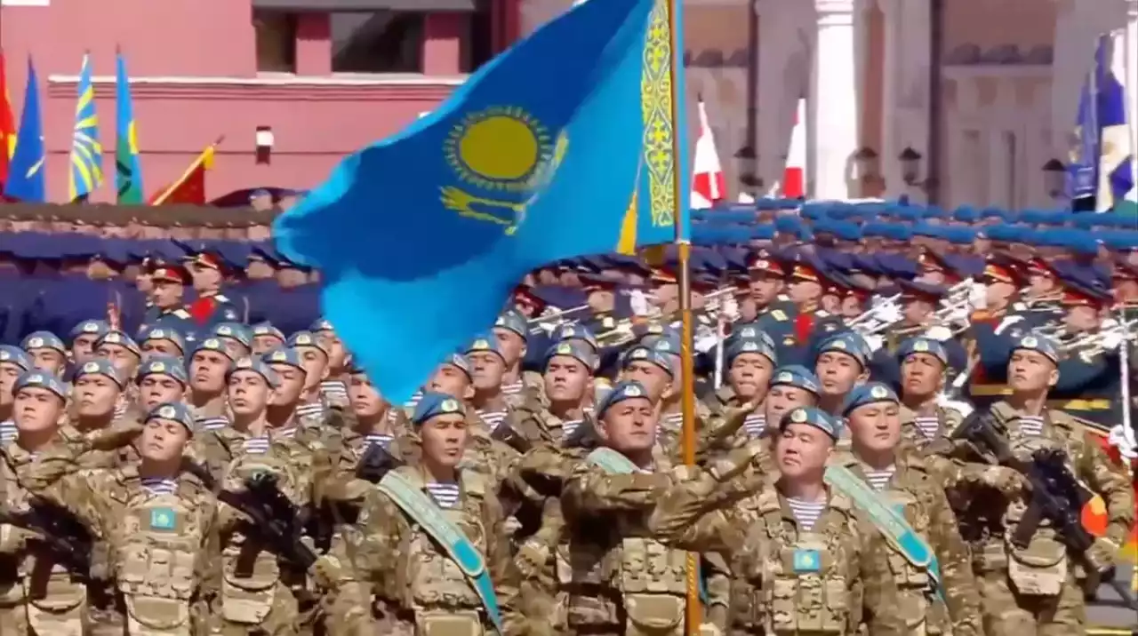 Қасым-Жомарт Тоқаев Мәскеудегі парадта қазақстандық әскерилерге құрмет көрсетті
