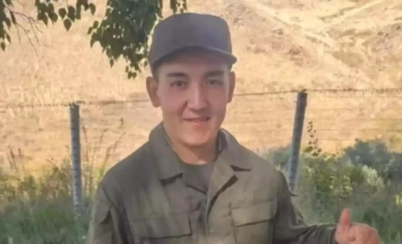 «Біз баламызды әскерге өлтірсін деп бермедік»: өзіне қол салған сарбаздың ата-анасы әділдік іздейді
