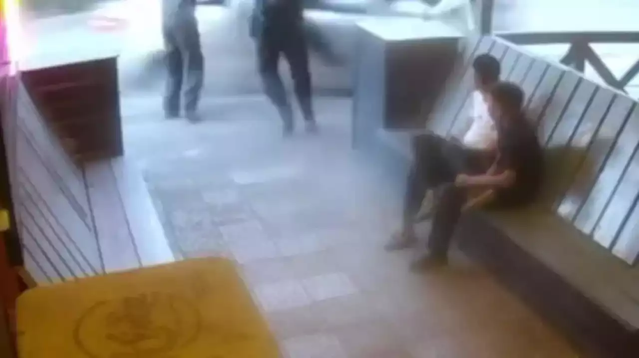 Сәтбаевта көлік кафенің алдында тұрған жасөспірімдерді қағып кетті (ВИДЕО)