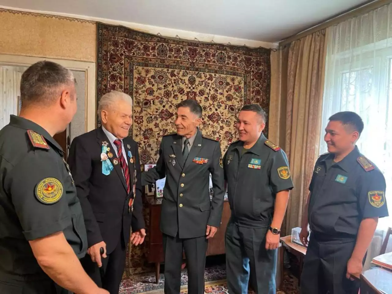 Алматыда әскери қызметшілер соғыс ардагерін 100 жасқа толған мерейтойымен құттықтады