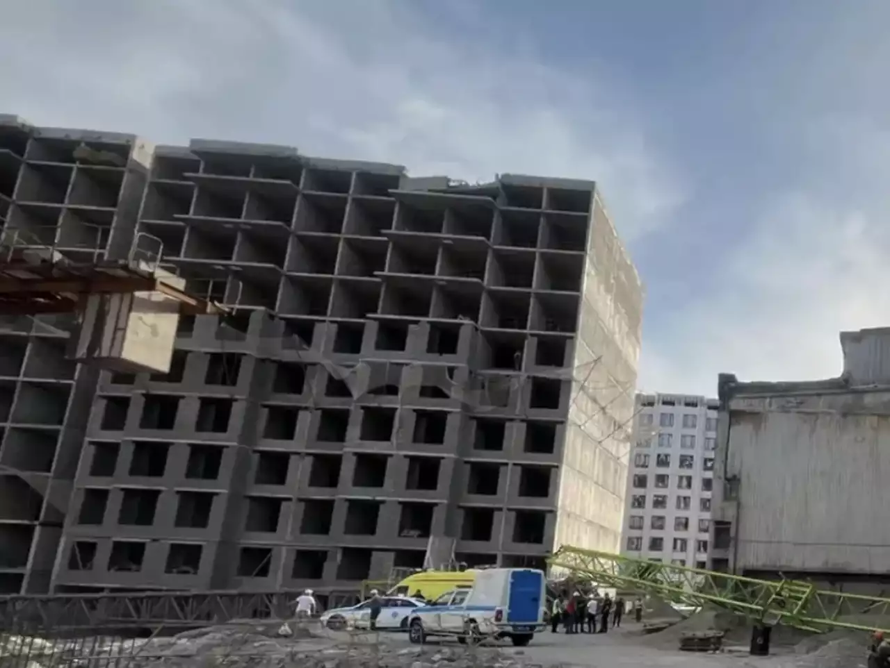 Алматыда кран құлады: бір адам қаза тапты