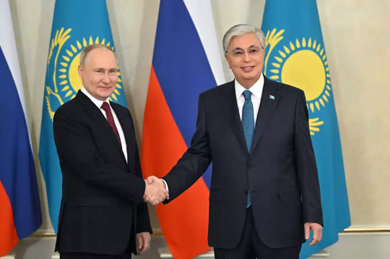 Тоқаев Путинді мемлекеттік күнімен құттықтады