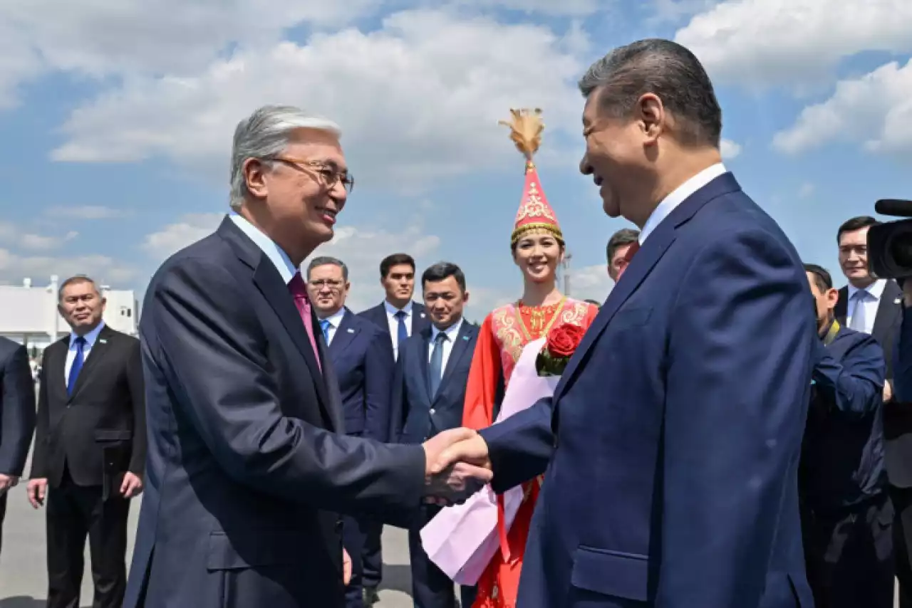 Си Цзиньпин жұмыс сапарымен Астанаға келді: Тоқаев әуежайдан қарсы алды