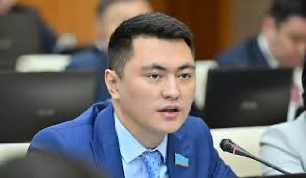 «10-12 минут ішінде 50-60 баланың тізімі толып қалады»: депутат Дәулет Мұқаев тұсаукесетінін жарнамалады