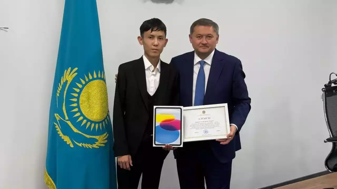 Министр Саясат Нұрбек ҰБТ-дан 140 балл жинаған ауыл мектебінің түлегімен кездесті (фото)