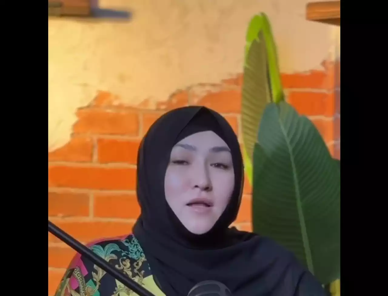 “Ажырасқан әйел ұзақ уақыт некесіз болса, оған еркек жын ғашық болады”: желіде тараған видео көпшіліктің ашуын туғызды (ВИДЕО)