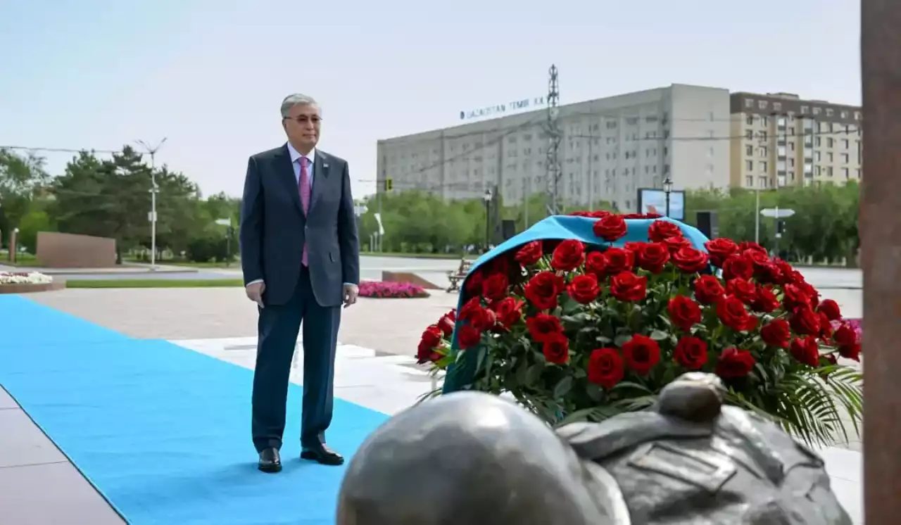 Ақтөбе облысына барған Тоқаев Әлия Молдағұлованың рухына тағзым етті