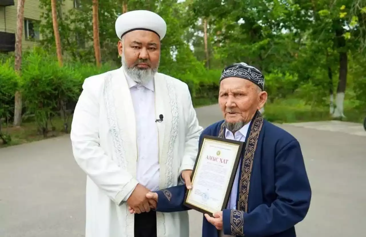 Бас мүфти қажылыққа деп жинаған қаржысын сырқат балаларға берген қарияға қажылыққа жолдама сыйлады