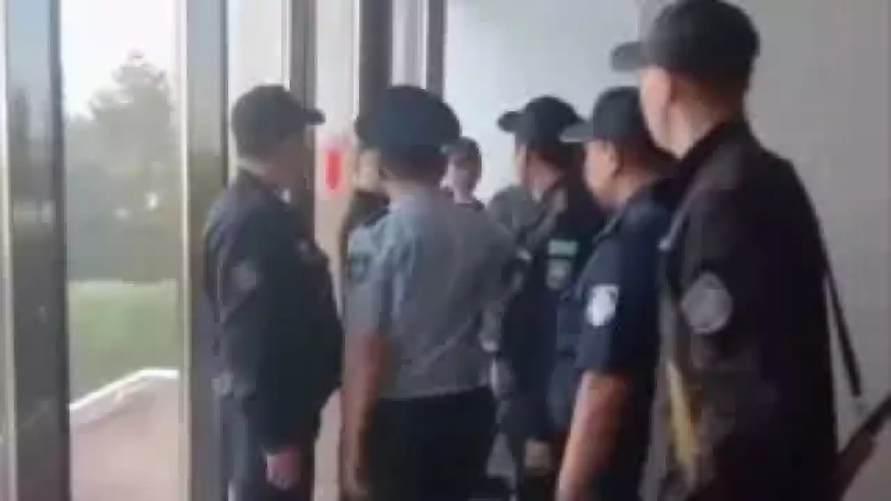 Астанада ер адам Министрліктер үйін өртемек болды (ВИДЕО)