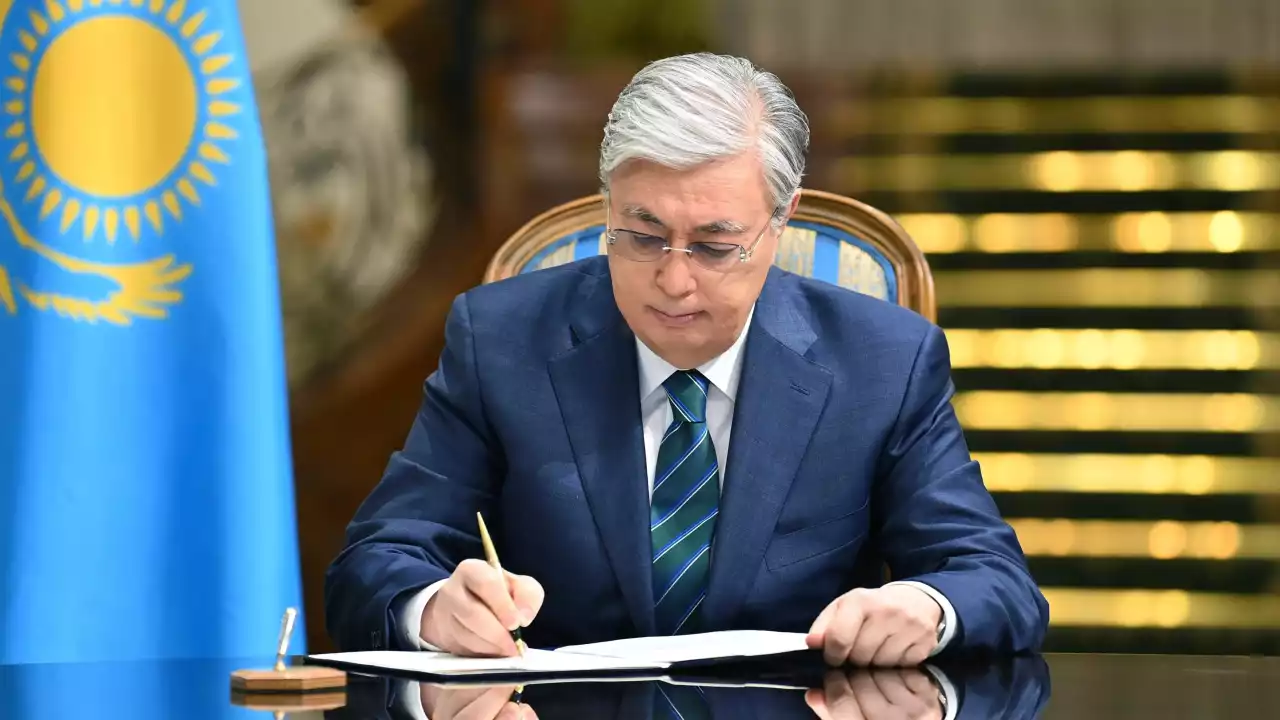Ресейдегі ұшақа апаты: Тоқаев Путинге көңіл айтты