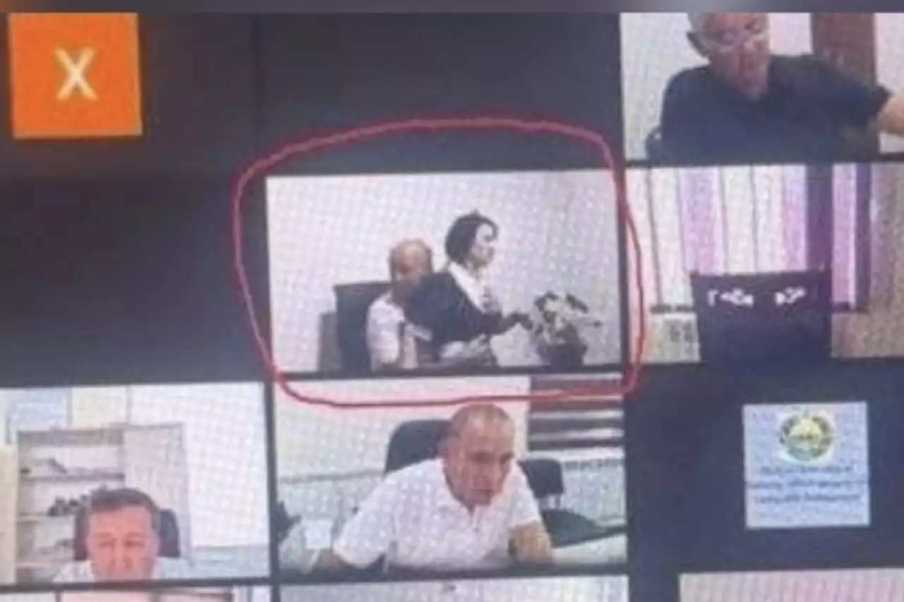 Шенеунік жиналыс кезінде хатшысын алдына алып отырған