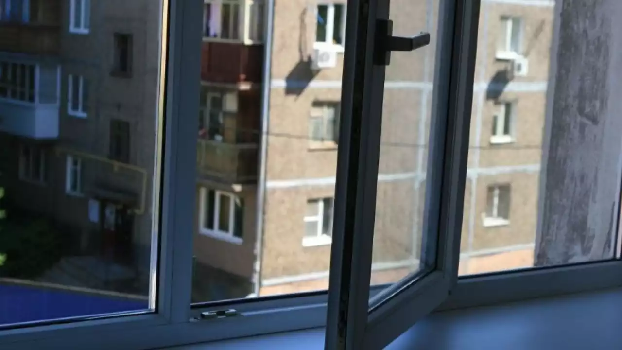 «Былтыр да терезеден секірген»: Павлодарда екі баласын лақтырып, артынша өзі секірген 34 жастағы әйел туралы дерек шықты