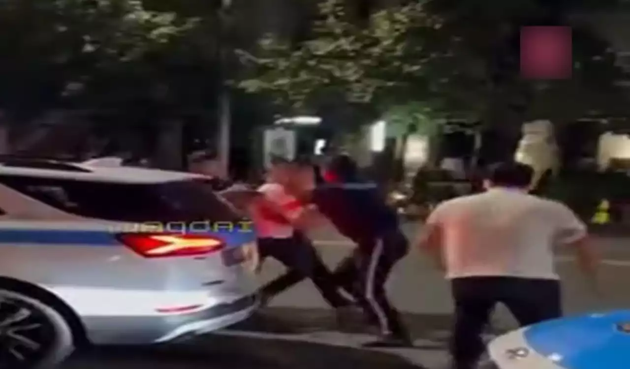 Алматыда төбелескендерді ажыратпақ болған полицияның өзі де таяқ жеп қалды (ВИДЕО)