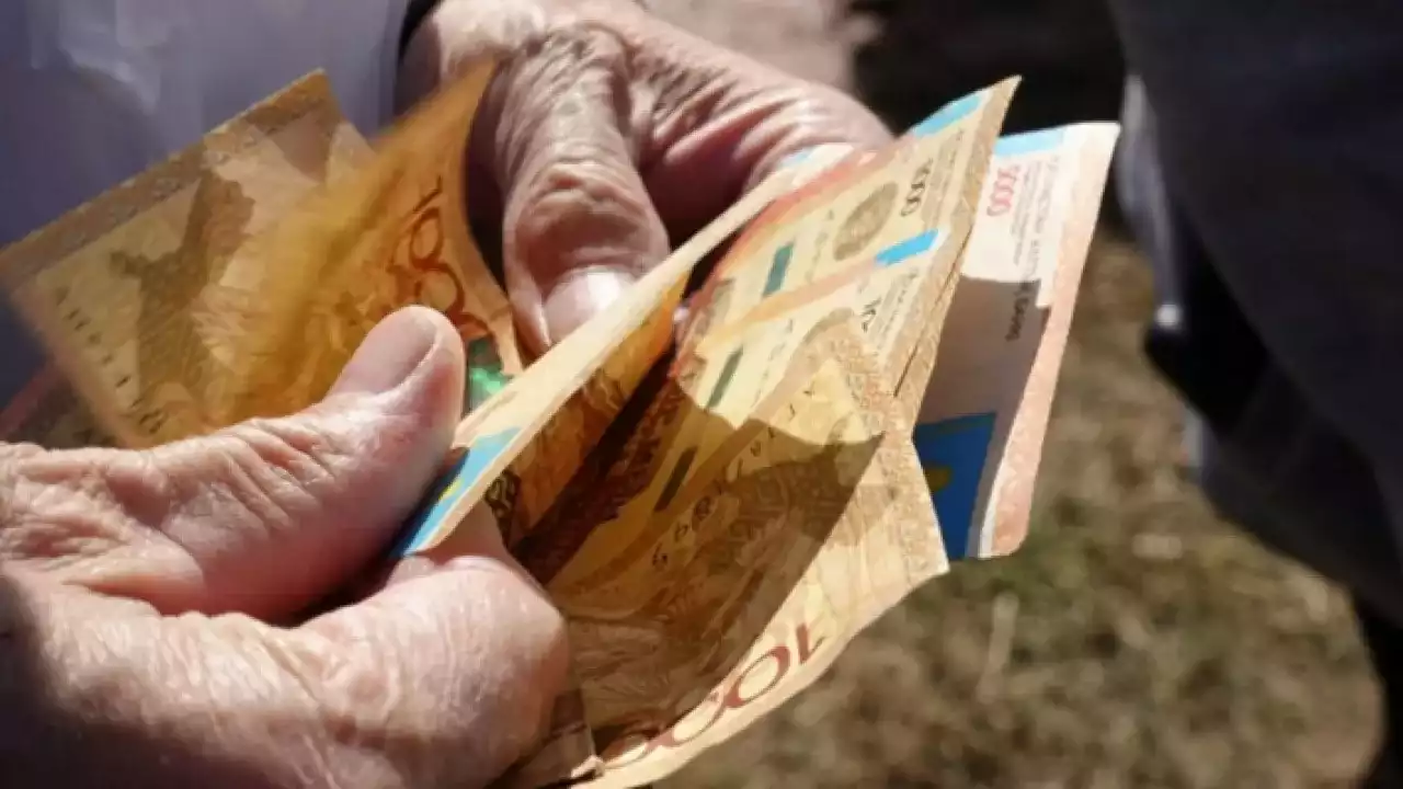 "Әрқайсысынан 11 796 теңгеден": Атырауда 80 жастағы қария 8 баласы мен немересінен алимент өндіріп алды