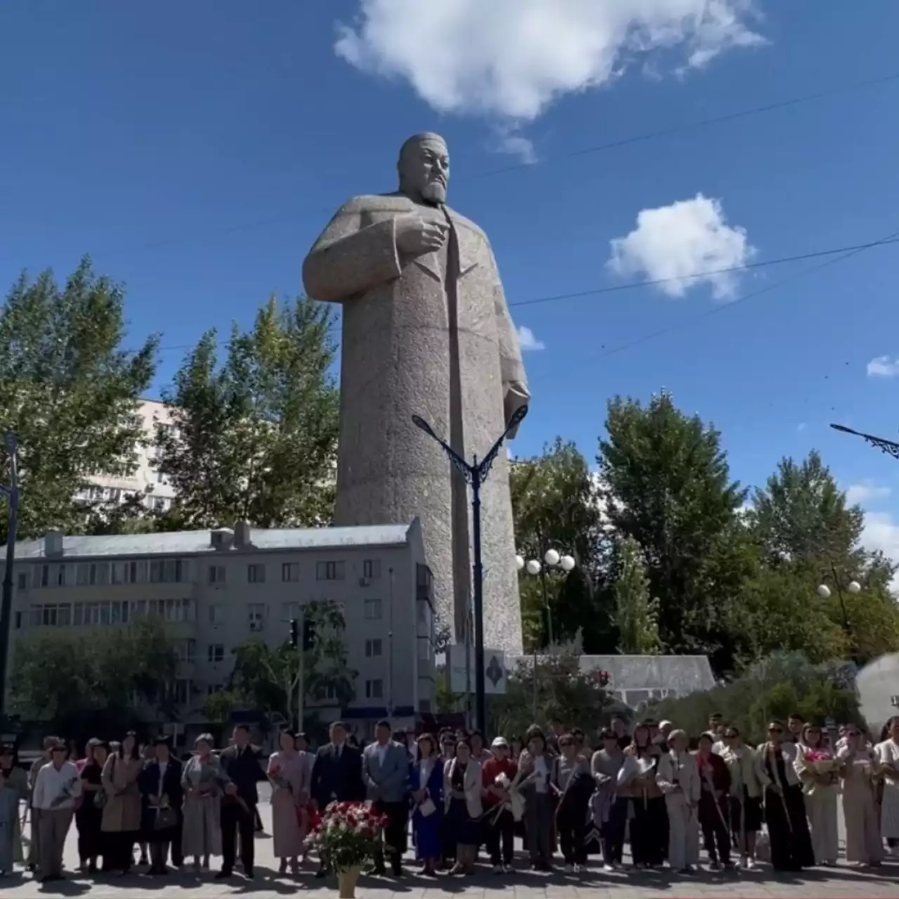 Семей қаласында Абайдың ескерткішіне гүл шоқтарын қою рәсімі өтті (Видео)